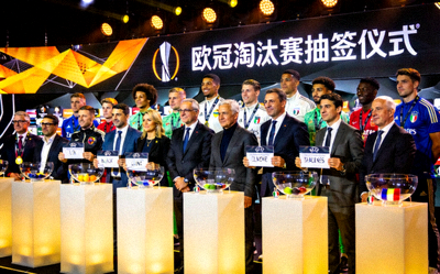 欧冠淘汰赛抽签仪式现场各队代表合影